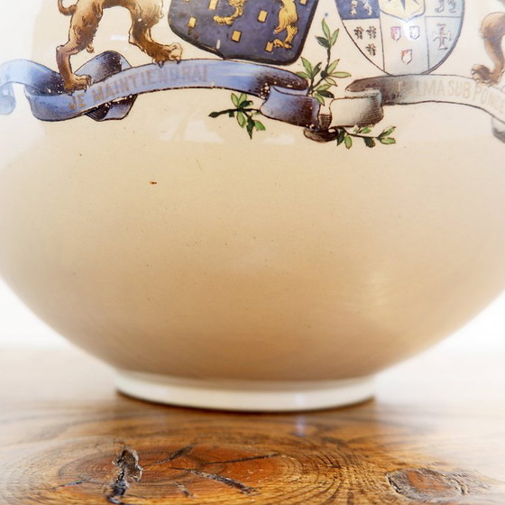 Image 1 of Grote wijnkaraf versierd met de wapenschilden van koning Willem III en de koningin