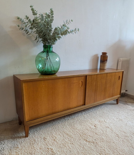 Image 1 of buffet bas vintage, style milieu du siècle, avec portes coulissantes