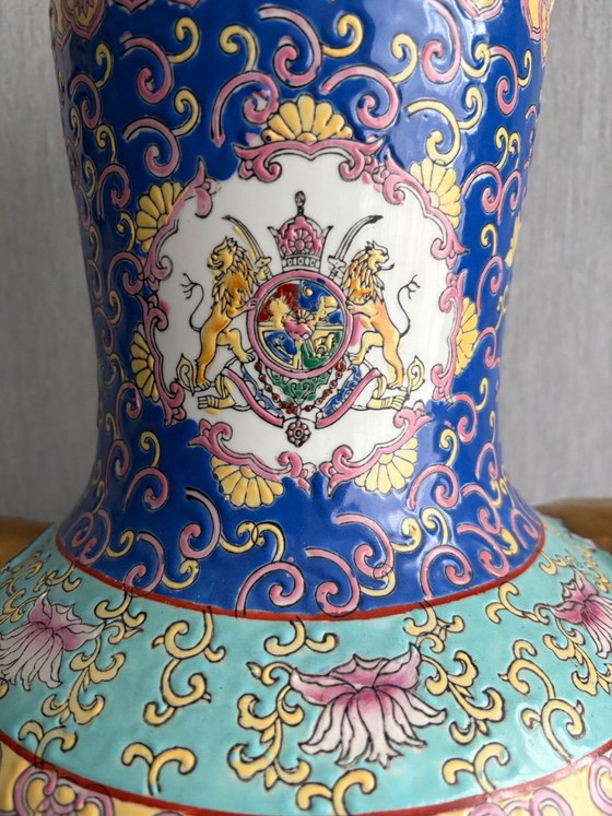 XXL Chinese porcelain lidded vase with cartouche (1970s) (photo 3 of 7)