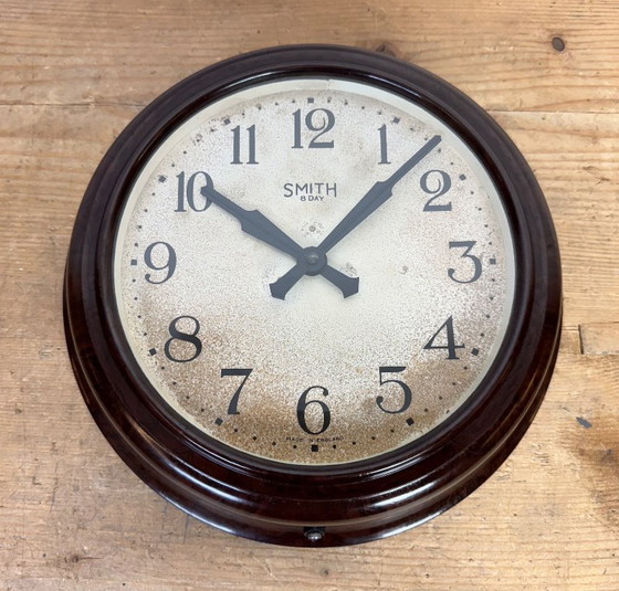 Image 1 of Vintage bruine bakelieten wandklok van Smith, jaren 50
