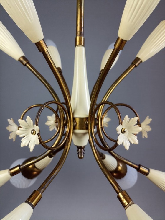 Image 1 of Chandelier twelve-light with Murano glass "Reticello" lampshades. Gilt brass and aluminum frame. Italy, 1950s.