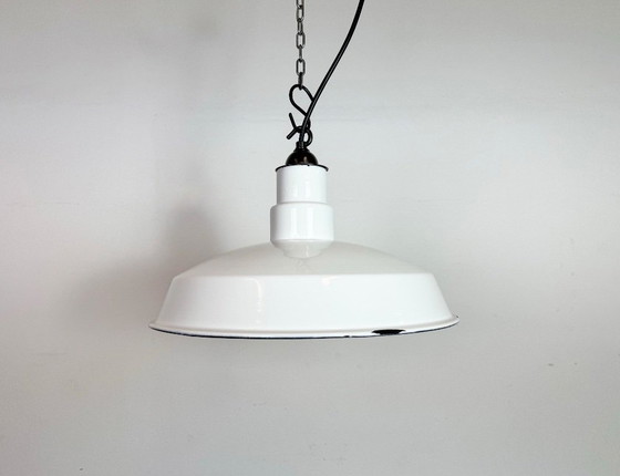 Image 1 of Industriële witte geëmailleerde fabriekshanglamp, jaren 60