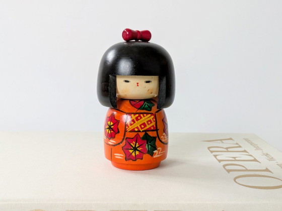 Image 1 of Vintage Japanse Kokeshi-pop | Handbeschilderd hout met herfstbladerendecoratie