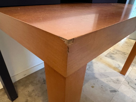 Image 1 of Escritorio de diseño elegante con superficie curva.