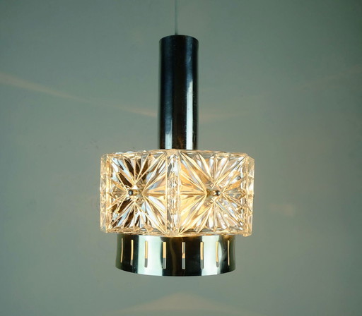 Elegante Pendelleuchte aus der Mitte des 20. Jahrhunderts, Kristallglas und Metall, 6 Glasprismen, 1960er Jahre