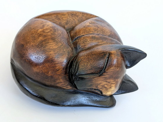 Image 1 of Serre-livres/presse-papiers en teck, style scandinave, représentant un chat siamois endormi.