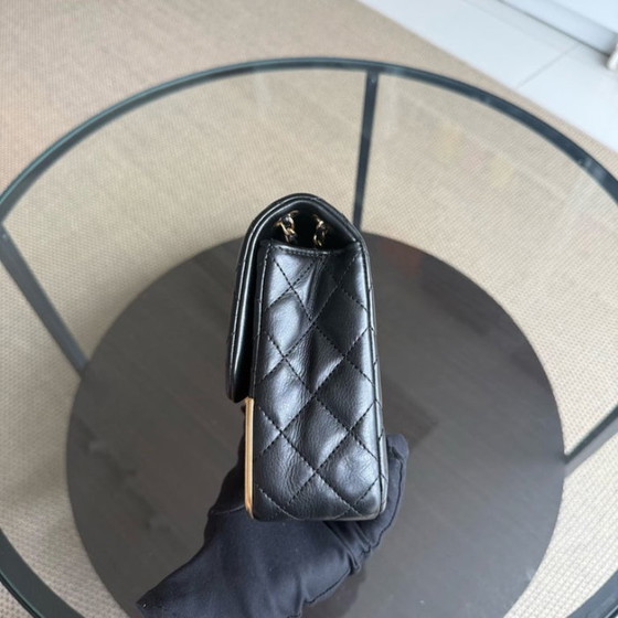 Image 1 of Borsa Chanel Classic Flap Seasonal Medium - Rock The Corner in pelle di vitello trapuntata nera con finiture dorate, serie 24