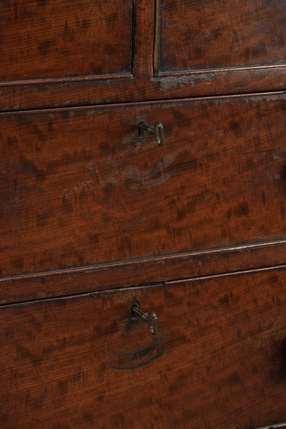 Image 1 of Statige antieke mahoniehouten Engelse ladekast uit de 19e eeuw met 5 lades en mooie warme donkere kleuren