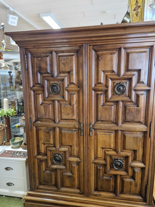 Gordovil S.A. massieve houten kast | Spanje | Gesneden deuren | 177,5cm hoog