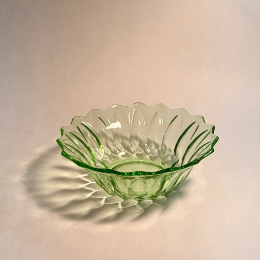 Vintage Art-Deco-Schalenset aus grünem Pressglas