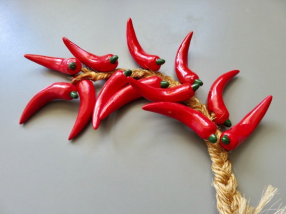 Image 1 of Ghirlanda di peperoni rossi di Espelette in ceramica, un souvenir dei Paesi Baschi.
