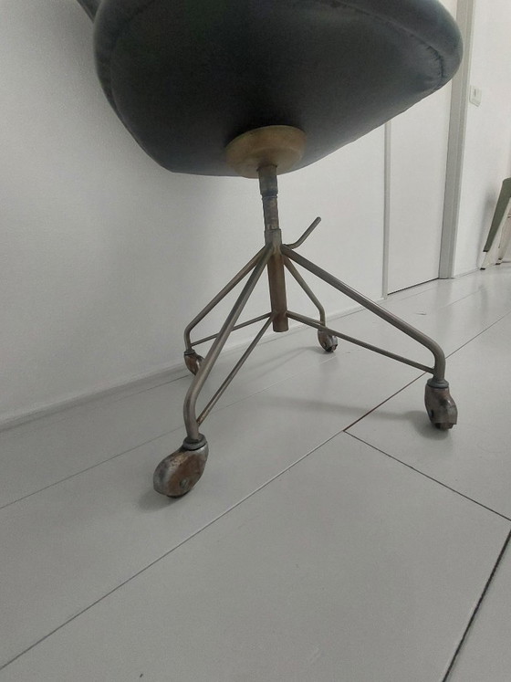 Sedia da ufficio Arne Jacobsen Series 7, nera, Fritz Hansen, Sedie da ufficio, Pelle, Metallo, Nero (foto 4 di 7)