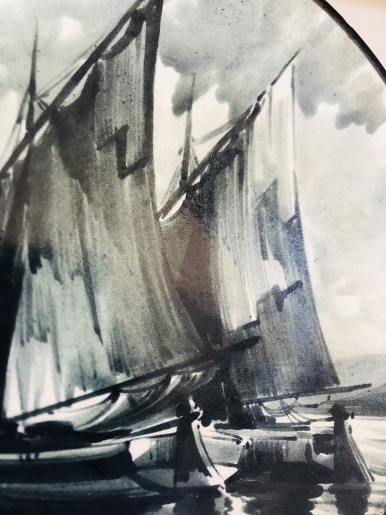 Image 1 of Plat en céramique au décor de marine en grisaille à main levée 