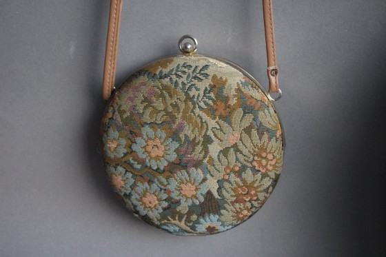 Image 1 of Ronde vintage handtas met petit point-borduurwerk