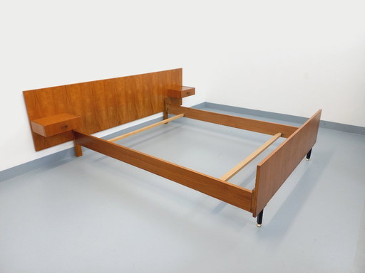 Vintage modernistisch tweepersoonsbed uit de jaren 60, gemaakt van teakhout en zwart metaal, met geïntegreerde nachtkastjes.