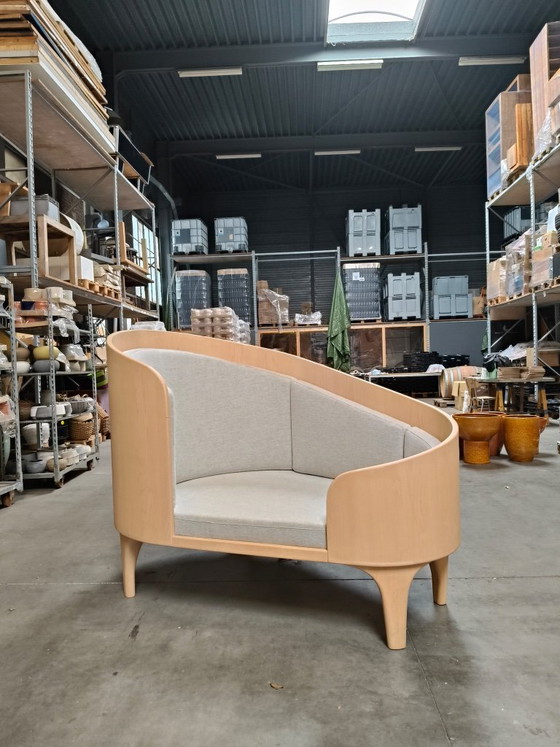 Design Loveseat with Rounded Wooden Shell and Light Upholstery – Textile (photo 4 of 5)