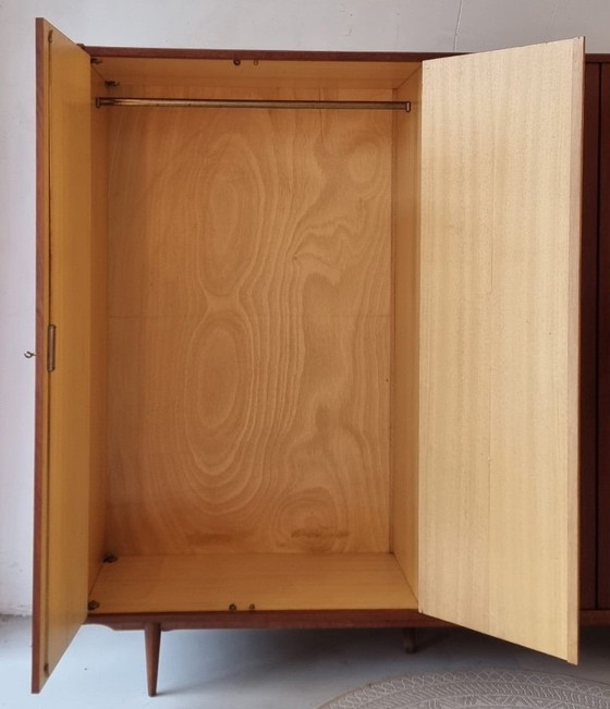 Image 1 of garde-robe du milieu du siècle