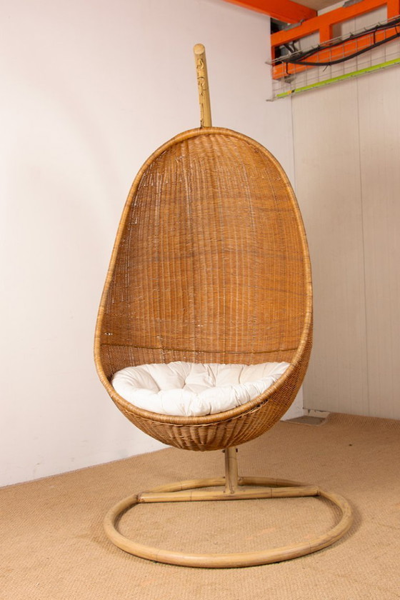 Image 1 of Sillón danés de ratán tejido con soporte metálico, silla colgante tipo huevo, atribuida a Nanna Ditzel