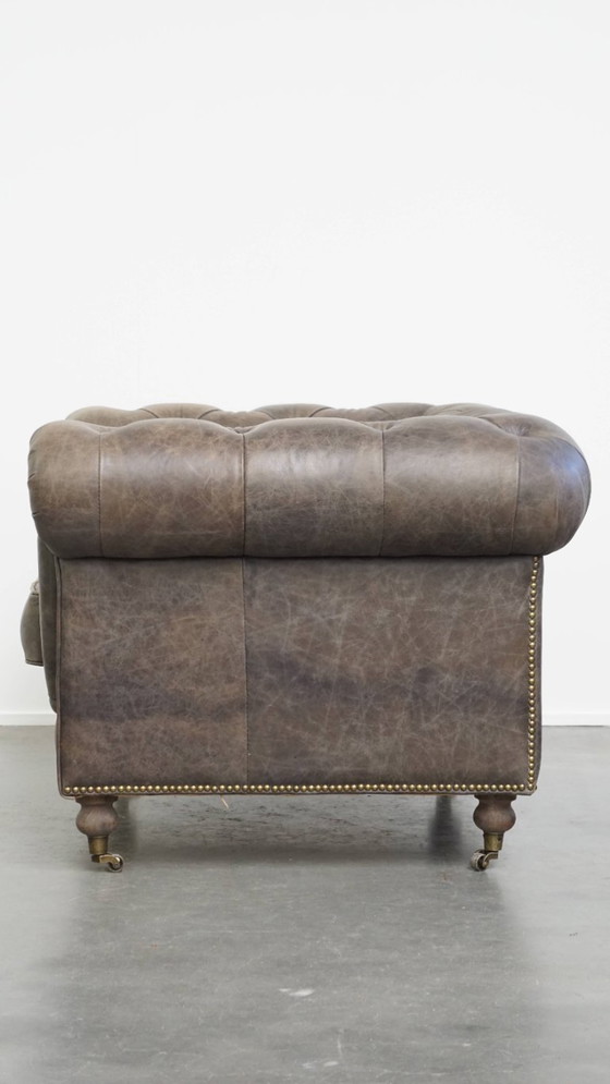 Image 1 of Grijze rundleren chesterfield clubfauteuil in Engelse stijl op wieltjes