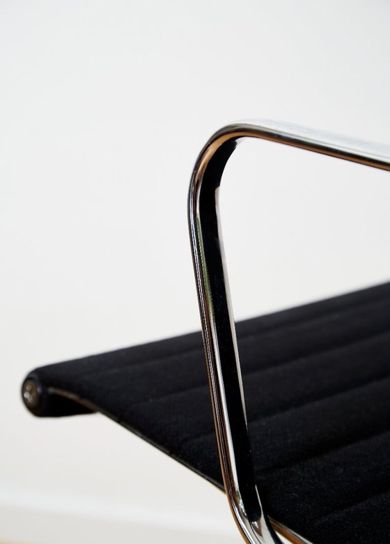 Image 1 of Silla giratoria EA 108 de Charles & Ray Eames para Herman Miller