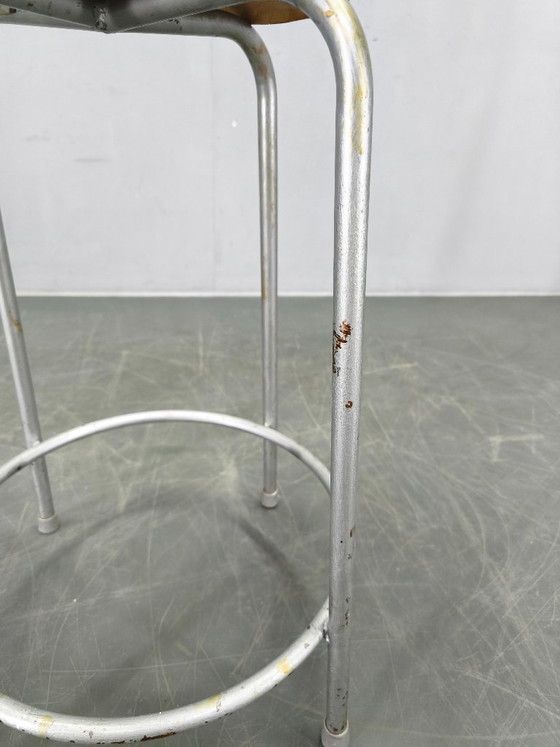 Image 1 of Taburete industrial alemán de los años 50 con asiento de madera contrachapada.