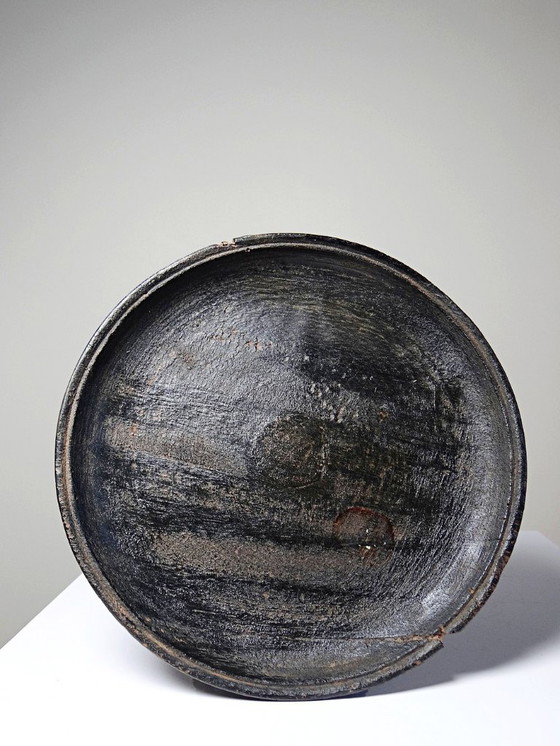 Image 1 of Decoratieve kom van gesneden, zwartgeblakerd hout met een donkere patina, vintage uit Zuidoost-Azië.