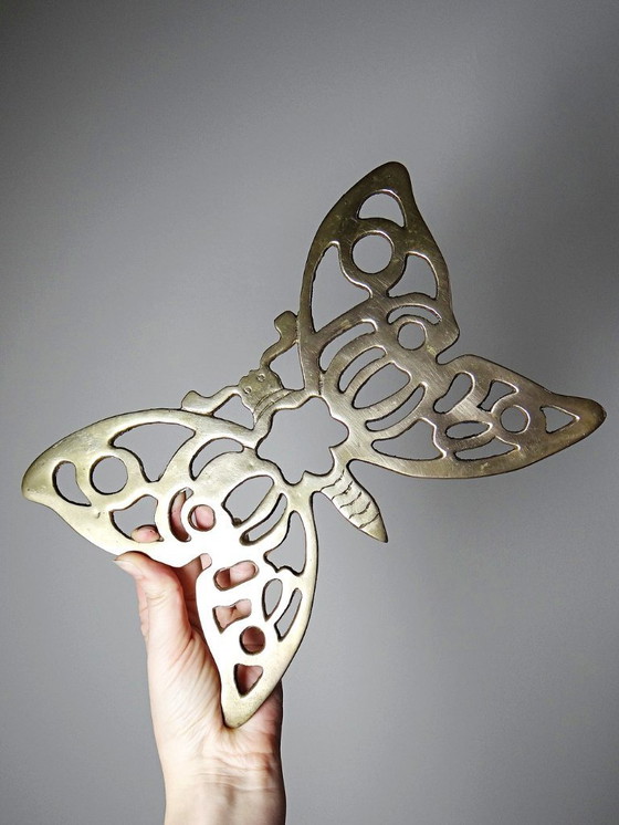 Image 1 of Sottopentola a forma di farfalla con ali aperte, in ottone traforato placcato oro, anni '60-'70