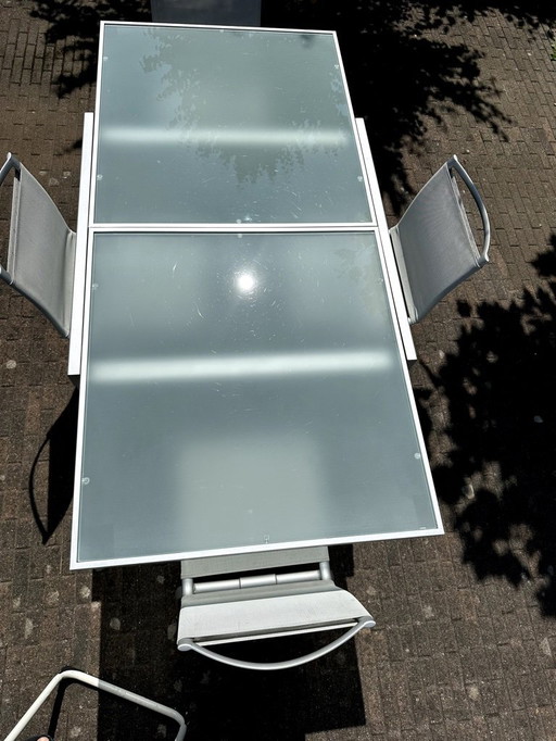 Esstisch "Morris" 90/180 mit sandgestrahltem Glas und Aluminiumgestell mit 4 Stühlen