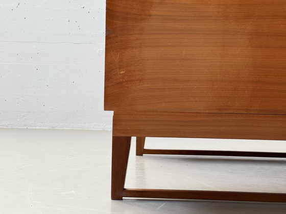 Image 1 of Elegante escritorio de mediados de siglo en nogal, década de 1960.