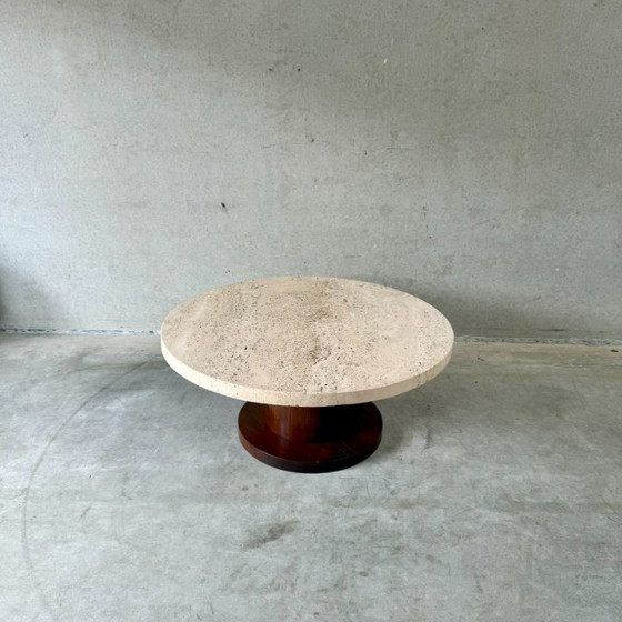 Image 1 of Mesa de centro redonda de travertino con base de madera | Italia, 1970 | Estilo moderno de mediados de siglo