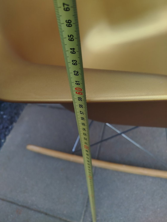 Image 1 of 1 sedia a dondolo dorata replica Eames