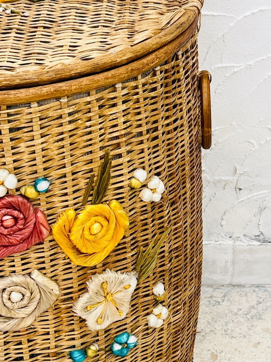 Image 1 of Vintage rieten mand met kleurrijke bloemenversiering