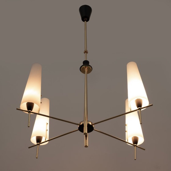 Image 1 of Stilnovo stijl, mid-century modern Italiaanse kroonluchter van messing en opaalglas uit de jaren 60.