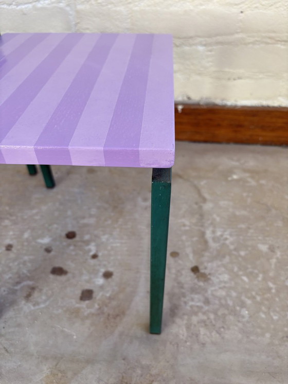 Image 1 of Set aus 2 Beistelltischen / Pflanzentischen, lila gestreift