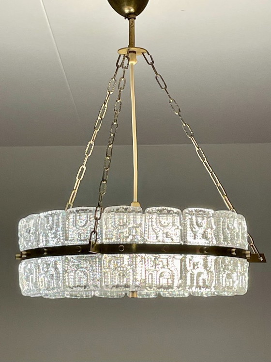 Image 1 of Carl Fagerlund voor Orrefors kroonluchter van messing en kristalglas uit het midden van de vorige eeuw, Zweden, jaren 60