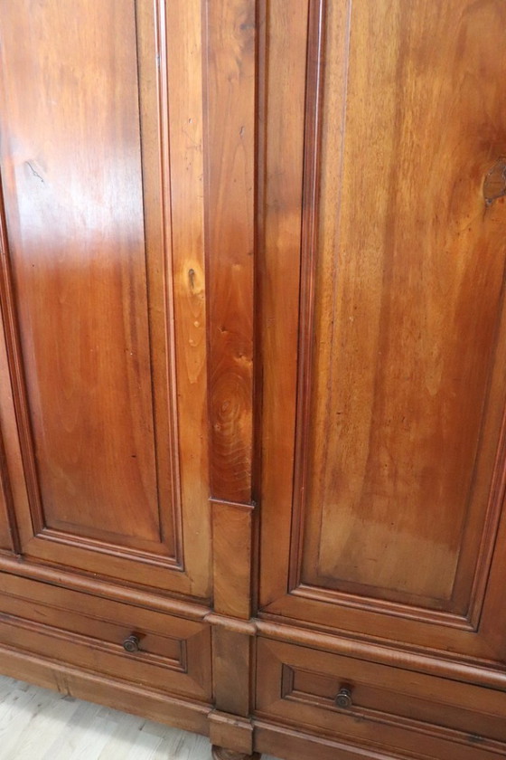Image 1 of Grote antieke kledingkast van massief walnotenhout, Italië, midden 19e eeuw.