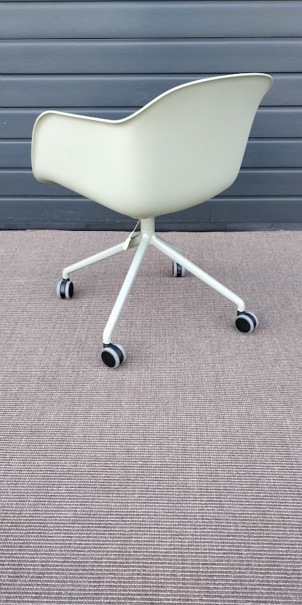 Image 1 of Poltrona Muuto Fiber verde chiaro con base girevole e rotelle