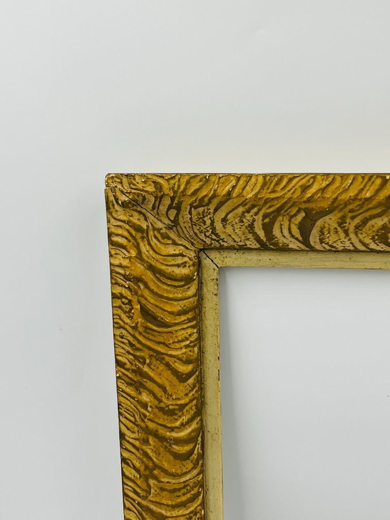 Image 1 of Vintage, gesneden houten lijst met een gouden afwerking.