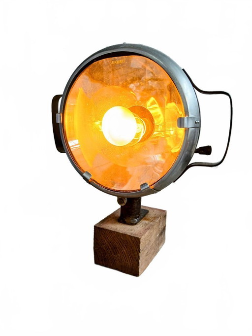 Lampe Steampunk fabriquée à partir d'un vieux projecteur