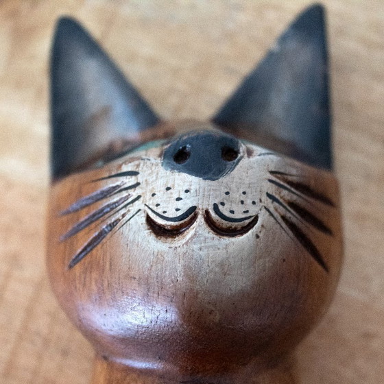 Image 1 of Ensemble vintage de chats siamois en bois sculptés à la main : deux figurines de chats de style art populaire