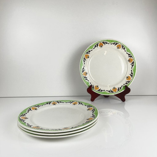 Ensemble de 4 assiettes plates Sarreguemines « Maroussia », début du XXe siècle