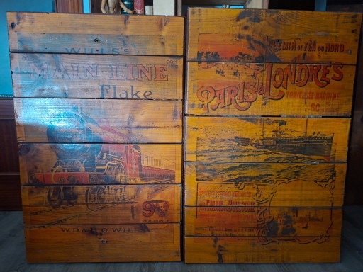 Conjunto de dos grandes carteles vintage de madera  inspirados en la cartelería de W.D. & H.O. Wills - Upcycled Industrial Art