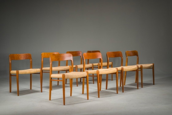 Image 1 of Chaises de salle à manger danoises en teck, modèle 75, par Niels Møller, années 1960, lot de 8
