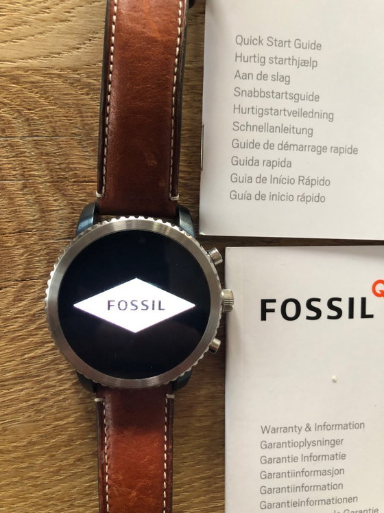 Fossil Smartwatch – Gifts, Glass, Leather (photo 5 of 6)