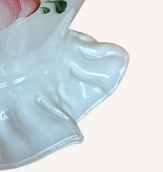 Image 1 of Abat-jour en opaline blanche orné d'une fleur peinte à la main