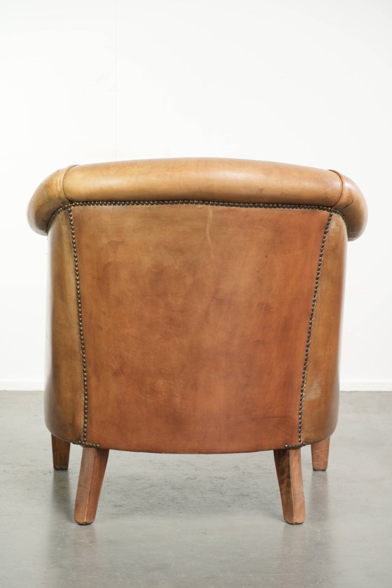 Charaktervoller Club-Sessel aus Schafsleder in hellem Cognac, mit Ziernägeln verziert – Leather (photo 4 of 13)