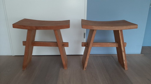 Deux tabourets japonais en bois, de style japonais.