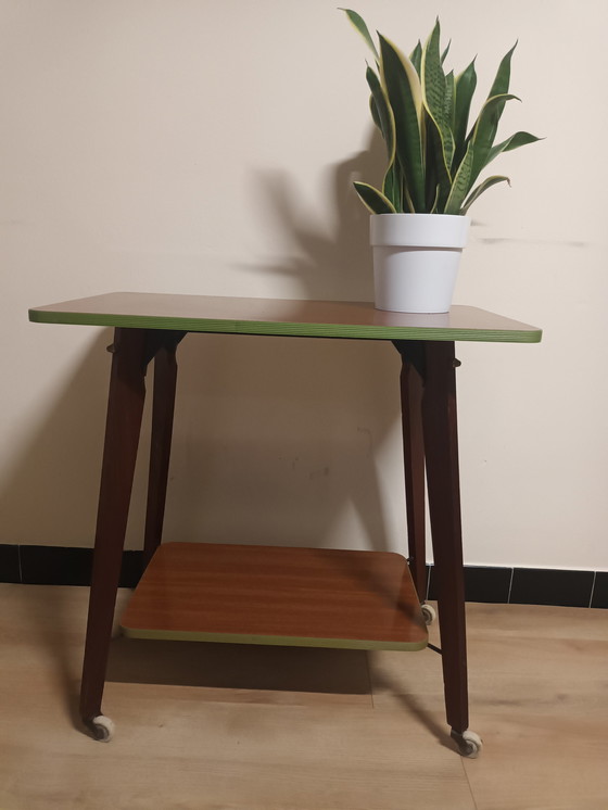 Image 1 of Mesa auxiliar retro con ruedas