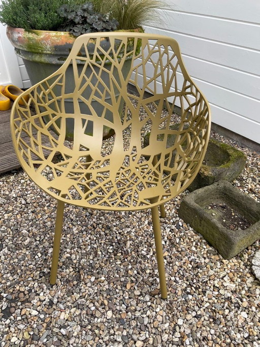 Neue Outdoor-Stühle von Fast Forest. Goldfarben mit Außenlack besprüht.