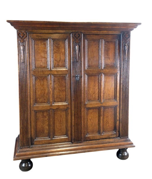 Armoire à panneaux hollandaise du 17e siècle, en chêne. Armoire à panneaux hollandaise du 17ème siècle en chêne